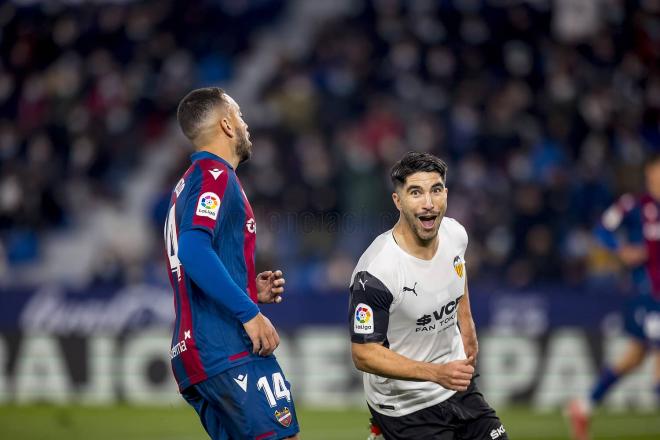 Carlos Soler ante el Levante (Foto: Valencia CF)