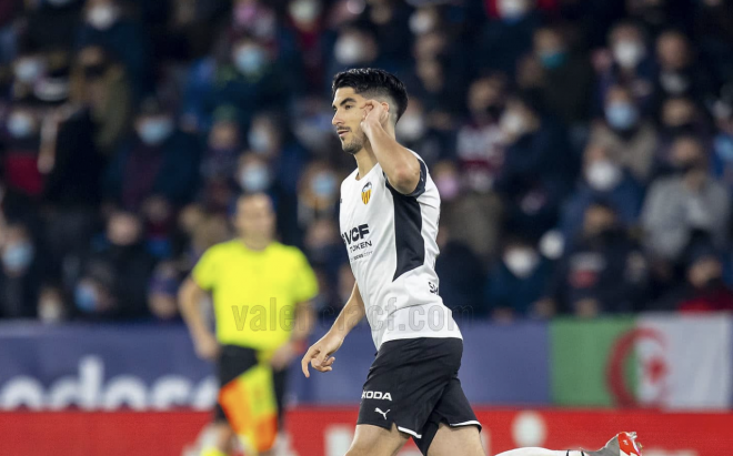 Carlos Soler ante el Levante (Foto: Valencia CF)