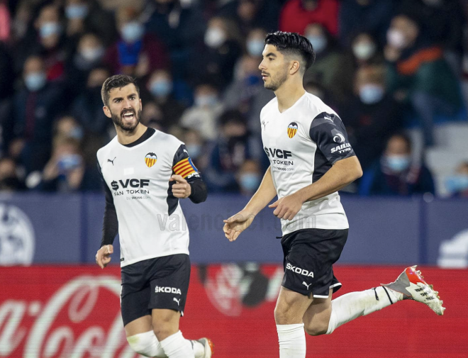 Carlos Soler y Gayà ante el Levante (Foto: Valencia CF)