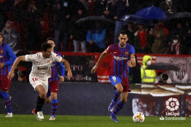 Busquets se marcha con el balón en una jugada durante el Sevilla-Barcelona.