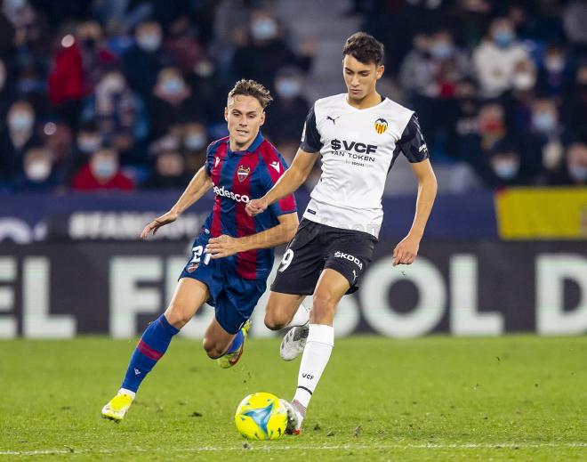 Dani Gómez presiona a Rubén Iranzo (Foto: Valencia CF).