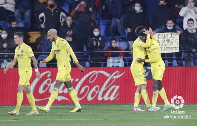 Gerard Moreno y Boulaye Dia celebran uno de sus goles en el Villarreal-Alavés (Foto: LaLiga Santan