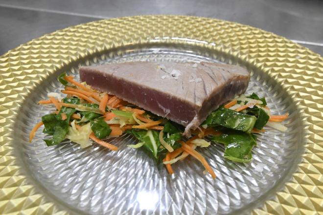 Así queda esta cena tan rica como saludable: atún rojo con salteado de verduras.