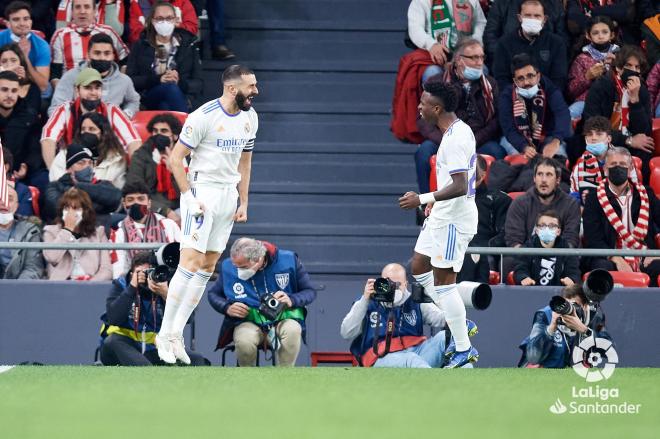 Benzema y Vinícius celebran un gol en el Athletic-Real Madrid (Foto: LaLiga).