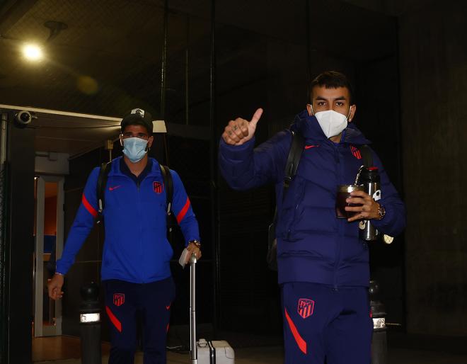 Rodrigo de Paul y Ángel Correa, a su llegada al aeropuerto de Granada (Foto: @Atleti).