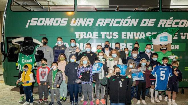 Aficionados del Betis en la recogida de envases de vidrio de Ecovidrio (Foto: Real Betis)