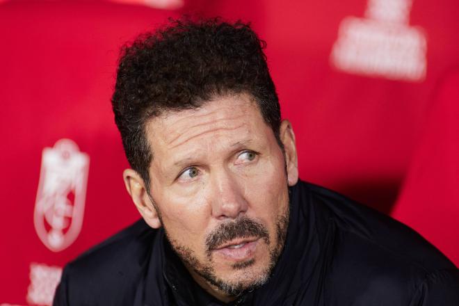 Simeone, en el banquillo durante el Granada-Atlético de Madrid (Foto: Cordon Press).