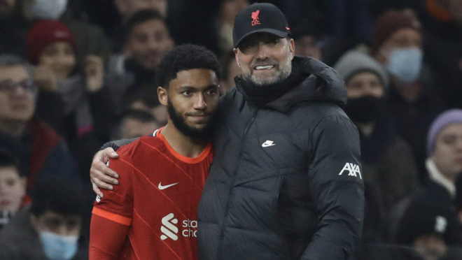 Jürgen Klopp y Joe Gómez se abrazan en un partido del Liverpool (Foto: Cordon Press).