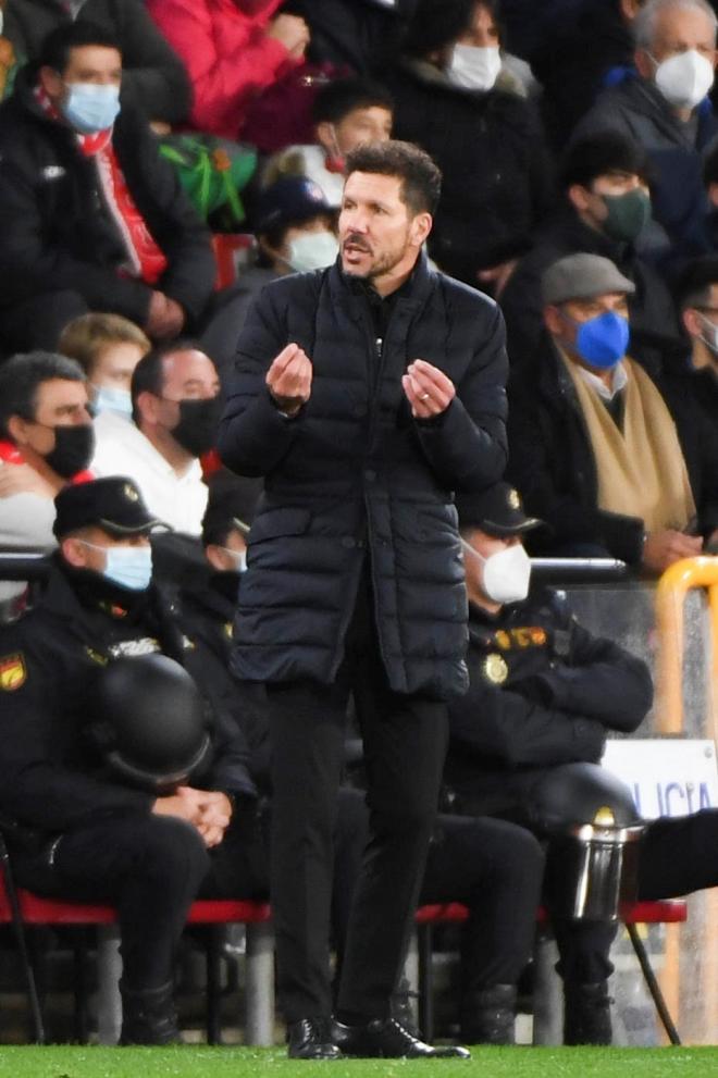 Simeone se lamenta en la banda del Nuevo Los Cármenes (Foto: EFE).