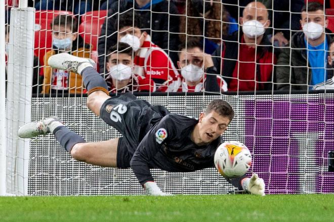 Parada de Julen Agirrezabala ante el Real Madrid en San Mamés (Foto: Athletic Club).