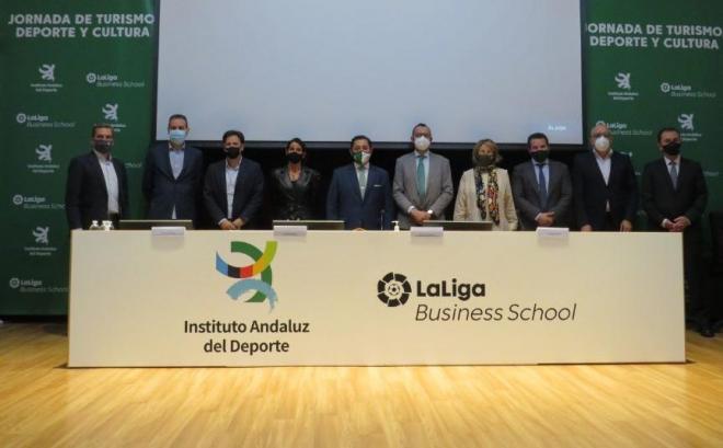 Sevilla FC, Real Betis y el Instituto Andaluz de Deporte colaboran en el curso 'El Making Of del Evento Deportivo'