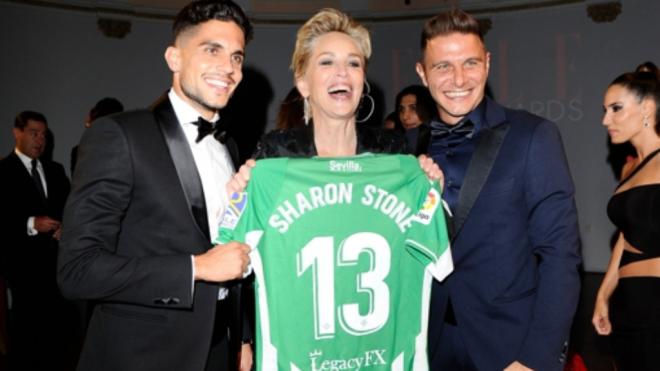 Joaquín y Bartra posan con Sharon Stone y la camiseta del Betis.
