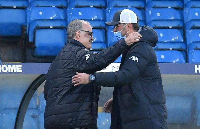Marcelo Bielsa y Jurgen Klopp se saludan antes de un Leeds-Liverpool (Foto: Cordon Press).