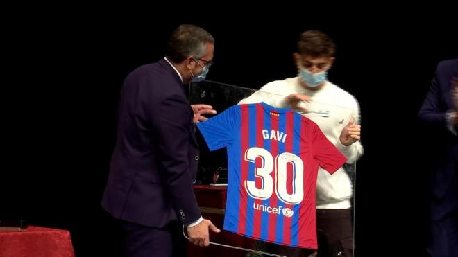 Gavi posa con la camiseta del Barcelon.