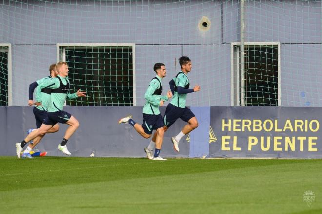 Varios jugadores en la sesión de trabajo de este lunes (Foto: Cádiz CF).