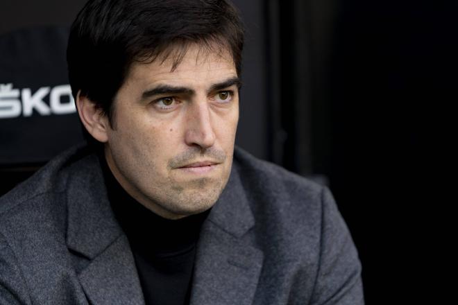 Andoni Iraola, en el banquillo del Rayo Vallecano (Foto: Cordon Press).