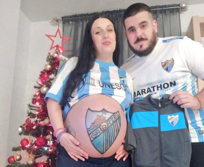Ale y su pareja embarazada posan con los colores del Málaga (Foto: @alemenlo).