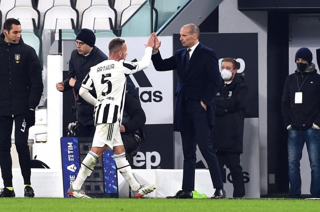 Arthur Melo saluda a Allegri en un partido con la Juventus (Foto: Cordon Press).