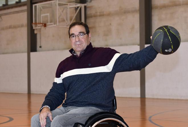 Diego de Paz atiende a ElDesmarque en el polideportivo de Valencina que lleva su nombre (Foto: Kiko Hurtado).