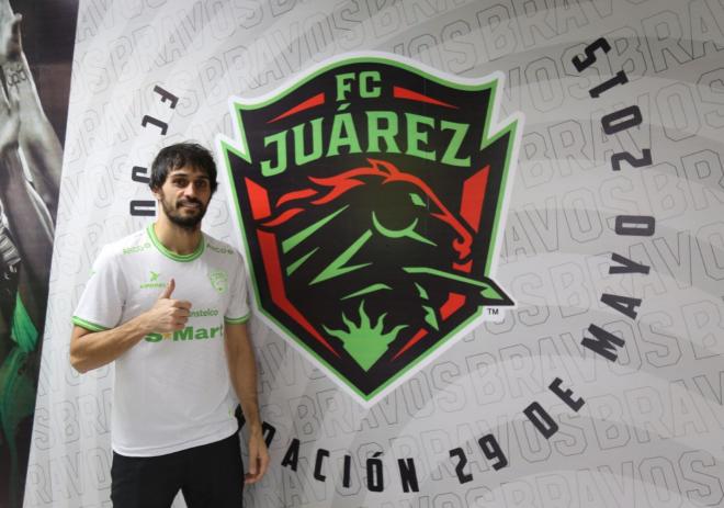 Alejandro Arribas posa con la camiseta de FC Juárez.
