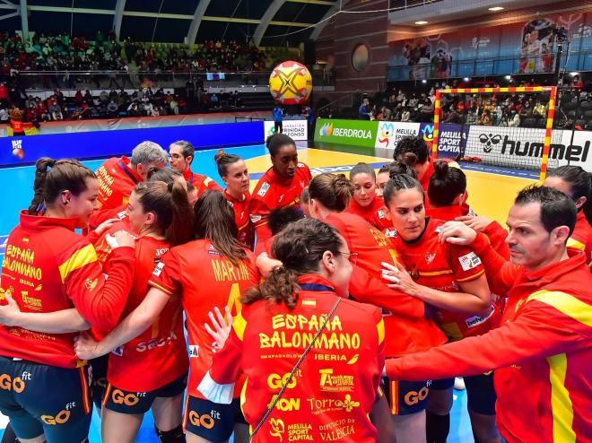 Kaba Gassama, al fondo, con las Guerreras en el Mundial de España (Foto: RFEB).