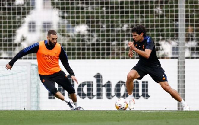 Vallejo y Benzema durante en entrenamiento con el Real Madrid (Foto: Twitter @JesusVallejo).