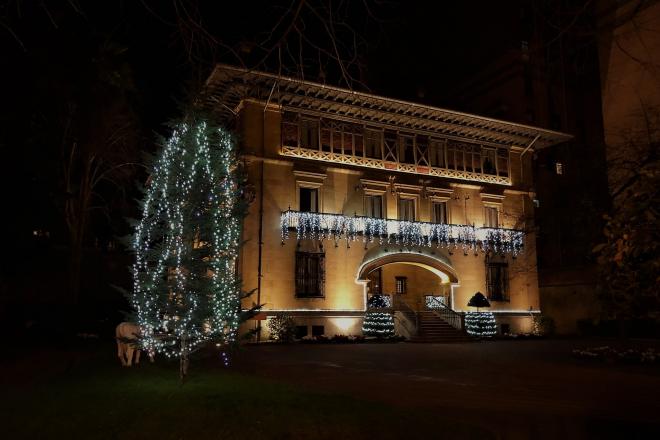 El palacio de Ibaigane, sede del Athletic Club, visto iluminado en estas noches de Navidad (Foto: DMQ Bizkaia).