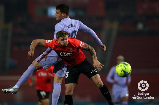 Maffeo y Jutglá, peleando por un balón (Foto: LaLiga).