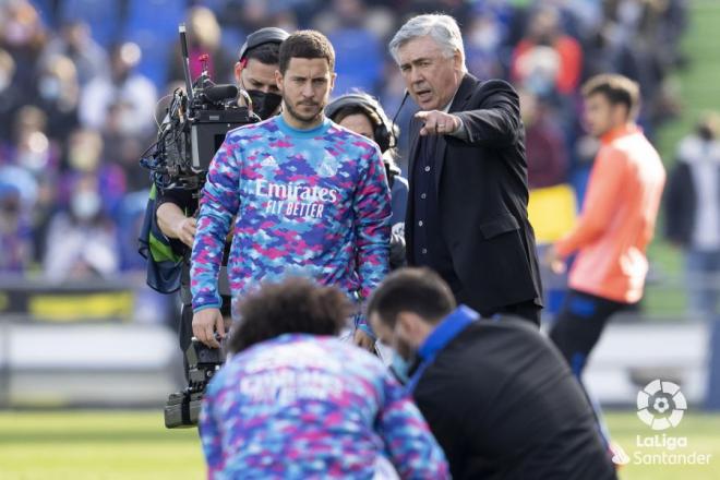 Ancelotti le da indicaciones a Hazard, operación pendiente de Florentino, en un partido del Real Madrid.