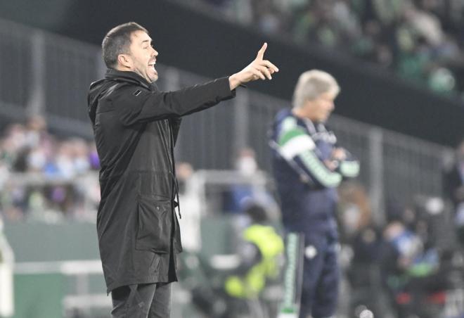 Coudet da órdenes durante el Real Betis-Celta (Foto: Kiko Hurtado).
