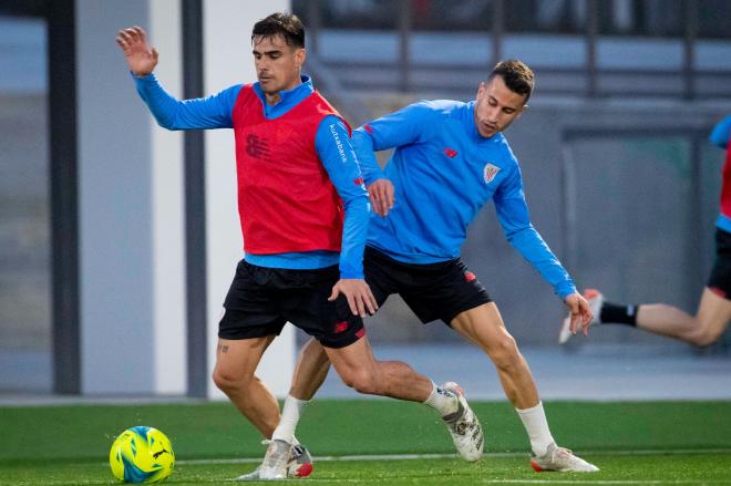 Llega la Copa: Dani García es apretado por Alex Berenguer entrenando en Lezama (Foto: Athletic Club).