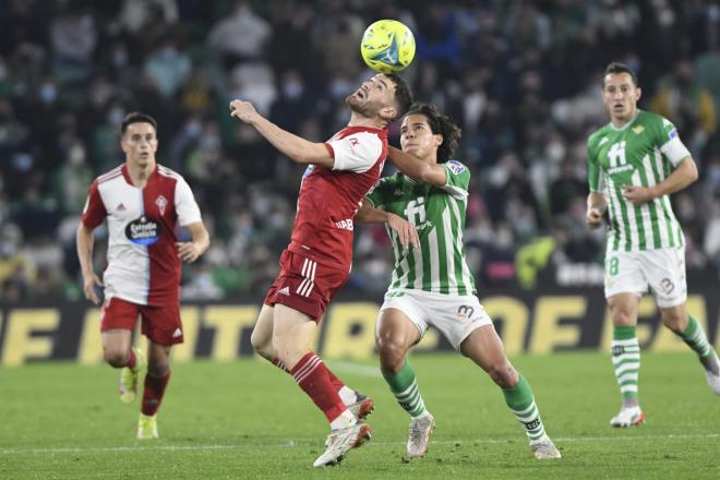 Galán pugna con Lainez durante el Real Betis-Celta (Foto: Kiko Hurtado).