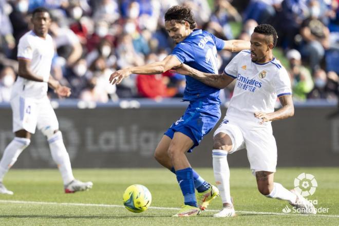 Enes Unal roba el balón a Militao en el Getafe-Real Madrid (Foto: LaLiga Santander).