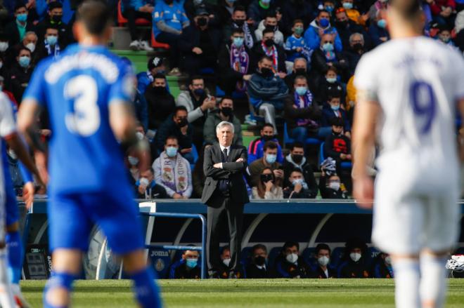 Ancelotti mira el partido desde la banda del Coliseum (FOTO: Cordón Pres).