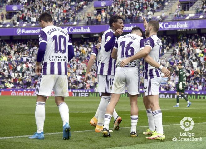 Los jugadores del Real Valladolid tras el gol de Shon Weissman (Foto: LaLiga).