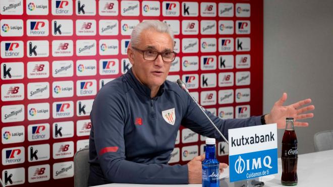 El segundo técnico, Rubén Uría, atiende a la prensa en Lezama (Foto: Athletic Club).