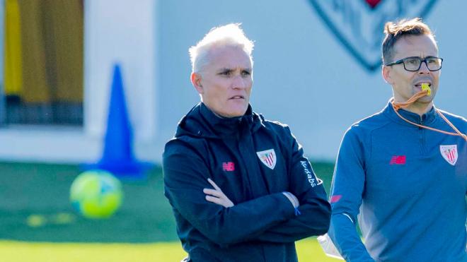Rubén Uría, hoy técnico en Pamplona, e Ismael Fernández trabajando en Lezama (Foto: Athletic Club).