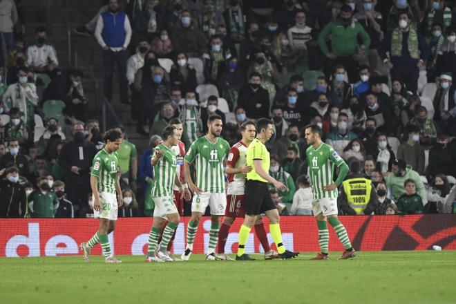 Los jugadores del Betis reclaman el penalti sobre Cervi. (Foto: Kiko Hurtado).