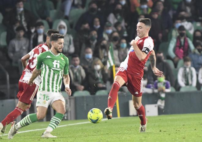 Álex Moreno presiona a Iago Aspas. (Foto: Kiko Hurtado).