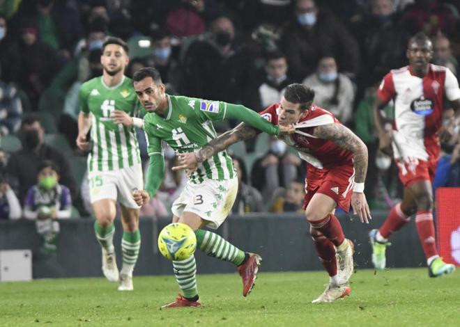 Juanmi ante Santi Mina (foto: Kiko Hurtado).