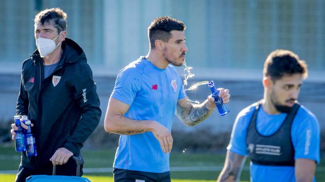 El lateral zurdo Yuri Berchiche se refresca en Lezama junto a Ipiña y Peru Nolaskoain (Foto: Athletic Club).