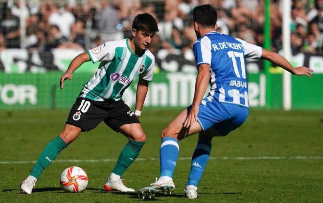 Pablo Torre, que está cerca del Barcelona, en un partido con el Racing.