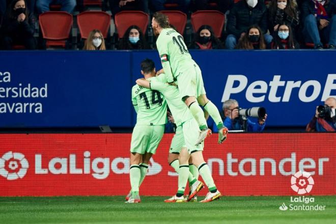 Muniain se sube encima de Sancet para celebrar su gol en El Sadar (Foto: LaLiga).