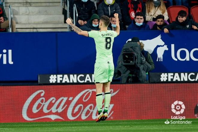 Oihan Sancet celebra uno de sus tres goles marcados en El Sadar (Foto: LaLiga).