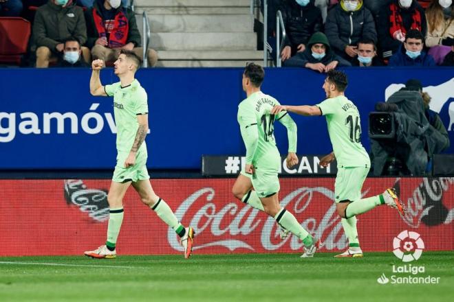 Oihan Sancet levanta el puño para celebrar uno de sus 3 goles en El Sadar (Foto: LaLiga).