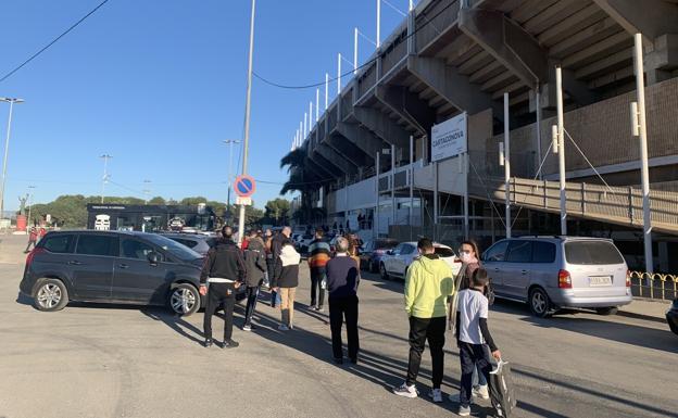 La afición del Cartagena hace cola para comprar las entradas del partido contra el Valencia (Foto: FC Cartagena)