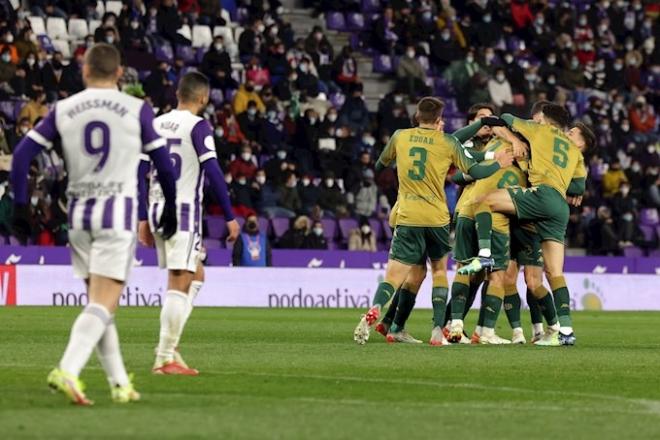 La plantilla del Betis celebra el gol de William Carvalho al Valladolid.