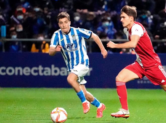 Denis Suárez regatea a un rival durante el Atlético Baleares-Celta de Copa del Rey (Foto: RC Celt