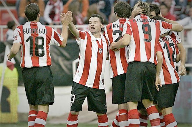 Junto a Fernando Llorente y Javi Martínez, Urko Arroyo festeja un gol del Athletic Club chocando la mano con Carlos Gurpegui.