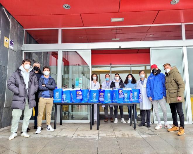 Los jugadores del Real Oviedo, en el HUCA (Foto: ROV).